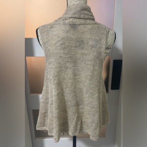 ❤️ Theory Cream Sleeveless Shawl Collar Sweater Vest - Picture 3 of 6
